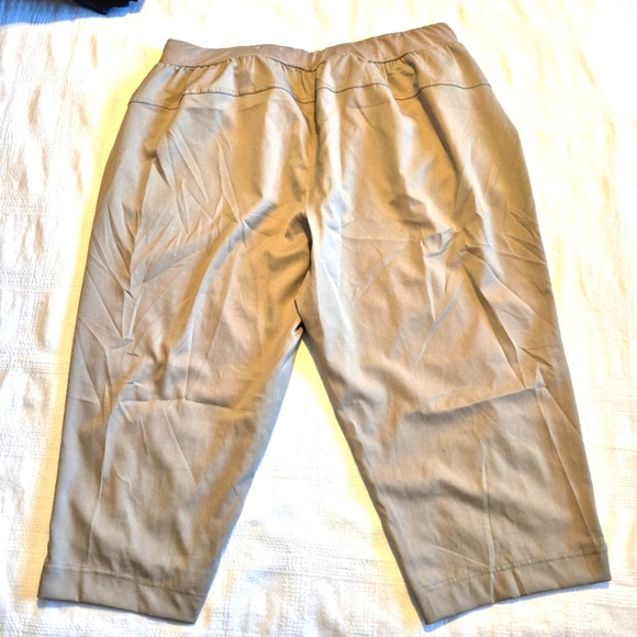 St. John's Bay Women's size 1X light weight capri pants, light tan shade, EUC - Picture 5 of 7